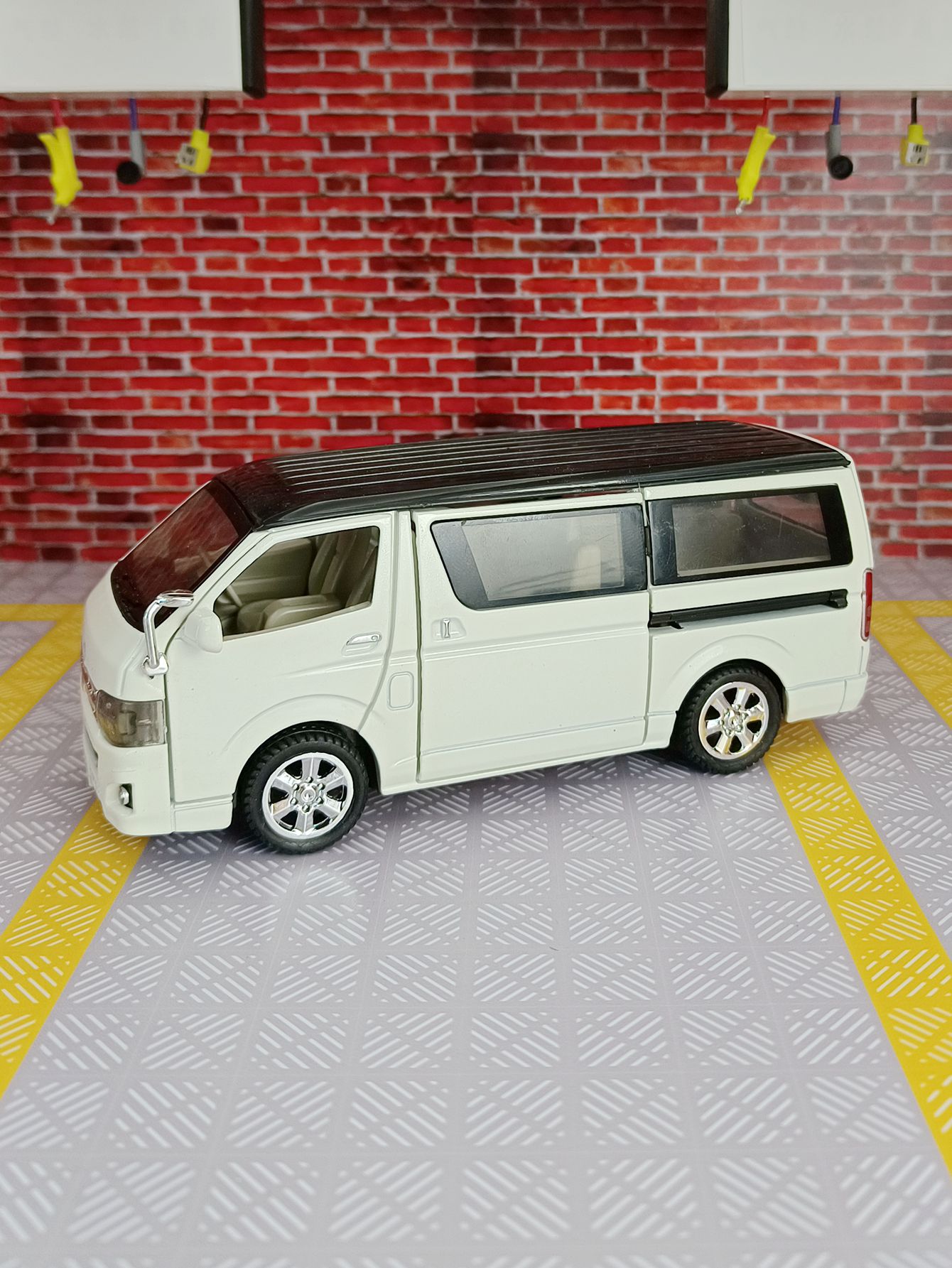 Decor Lighting Returns - Modèle de véhicule utilitaire Toyota Hiace